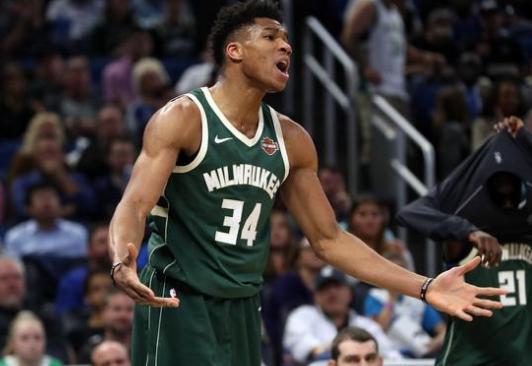 杜兰特三节28+8刷爆纪录：里程碑之夜击溃太阳 激情握拳怒吼庆祝