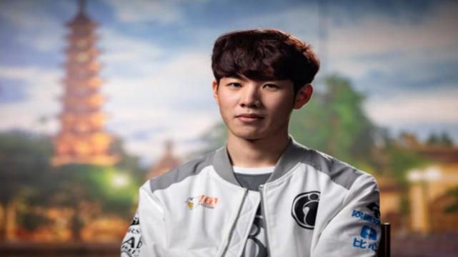 巴萨vs法兰克福，亚马尔带球被断，克瑙夫单刀破门